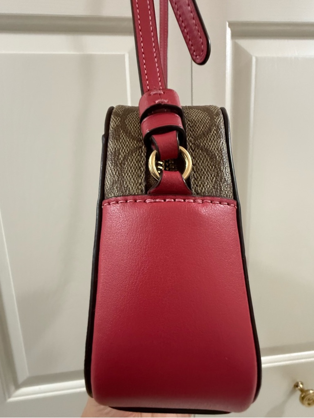 Coach Signature camera crossbody bag in brown monogram canvas with vibrant pink - Picture 7 of 17